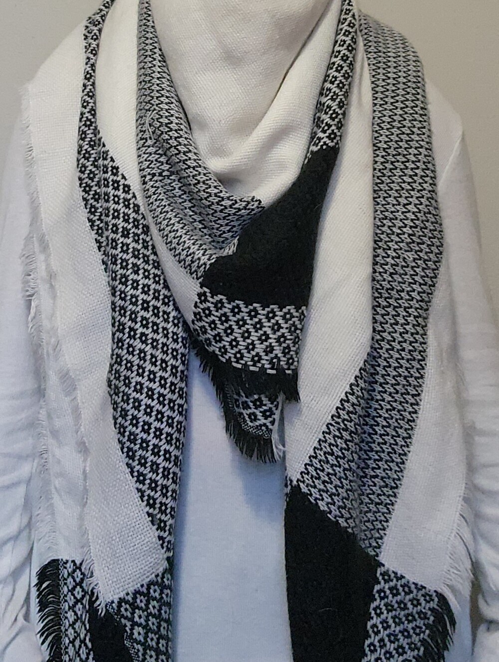 Women's Black and White Patterned Winter Scarf